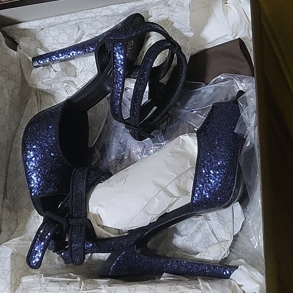 Brand new Gucci sand. Size 7.5 mode Italy